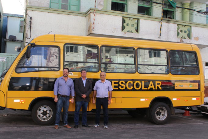 Comunidade estudantil de Conselheiro Lafaiete ganha mais um veículo para transporte escolar