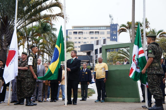 Grande público lotou a avenida no desfile de 7 de setembro com mais de 40 entidades participantes