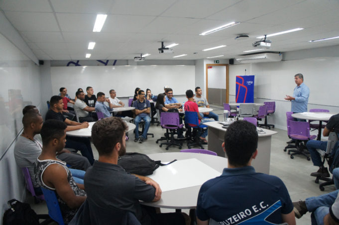 Prefeito participa de encontro com alunos de engenharia da UNA