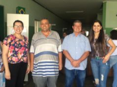 Prefeito acompanha trabalho realizado no setor de saúde e conversa com servidores e usuários