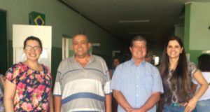 Prefeito acompanha trabalho realizado no setor de saúde e conversa com servidores e usuários