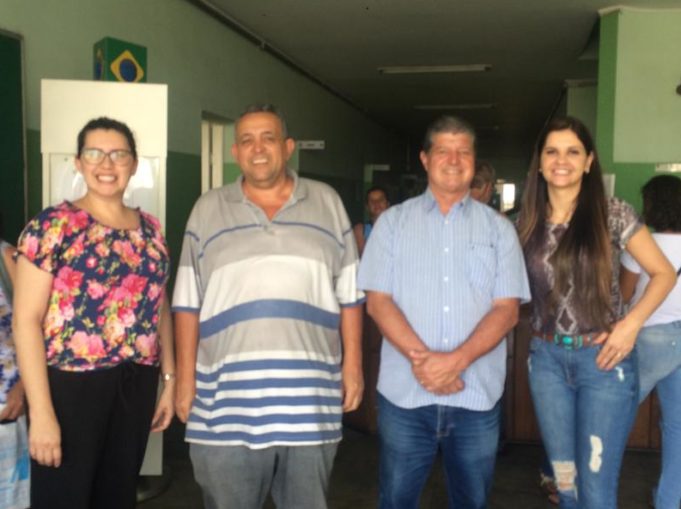 Prefeito acompanha trabalho realizado no setor de saúde e conversa com servidores e usuários
