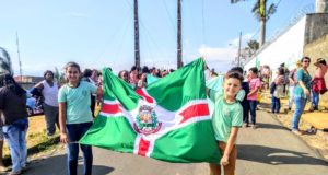 Escola ressalta símbolos de Lafaiete em caminhada cívica