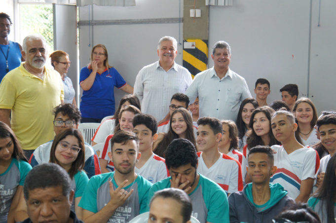 Colégio Queluz de Minas recebe hora cívica