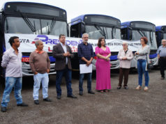 Prefeito participa de cerimônia de entrega de novos ônibus para o transporte público