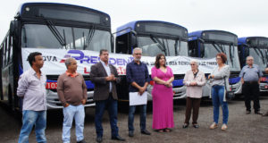 Prefeito participa de cerimônia de entrega de novos ônibus para o transporte público