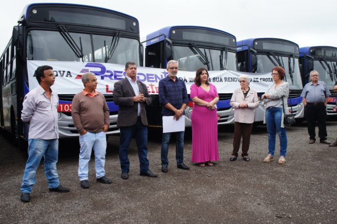 Prefeito participa de cerimônia de entrega de novos ônibus para o transporte público