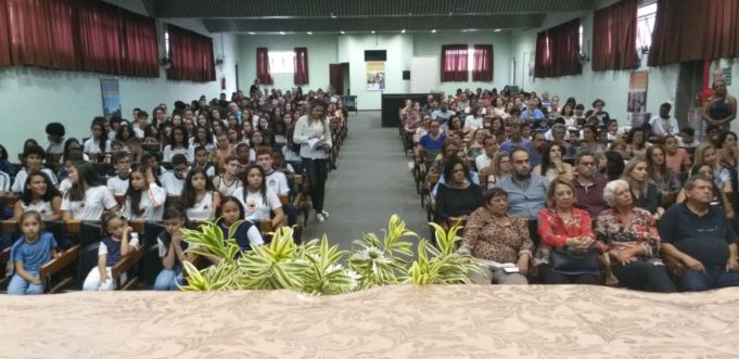 SECRETARIA MUNICIPAL DE EDUCAÇÃO ENTREGA MEDALHA E CERTIFICADOS AOS ALUNOS QUE SE DESTACARAM NAS OLIMPÍADAS