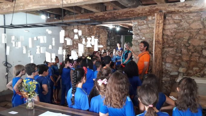 Alunos da rede municipal de ensino visitam exposição no Solar do Barão