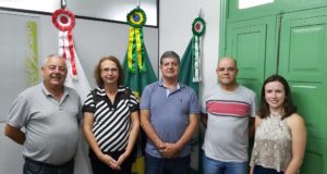 Prefeito recebe representantes do Lar de Maria
