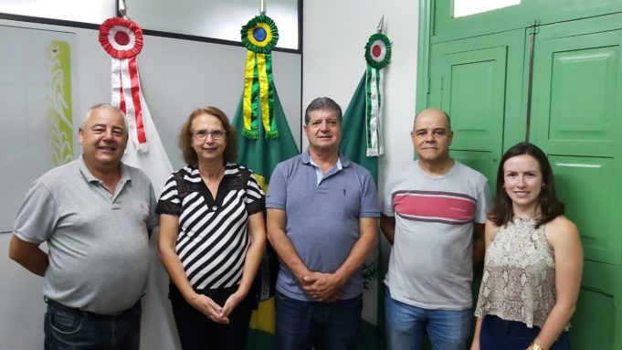 Prefeito recebe representantes do Lar de Maria