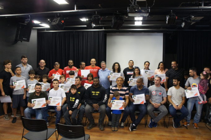 Lutadores de Jiu-Jitsu são homenageados na Praça CEU