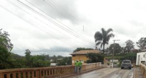 Prefeitura realiza limpeza, desobstrução de bueiros e faz alerta