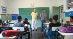 Prefeito visita bairros e anuncia novas obras