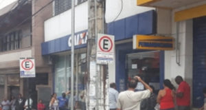 Prefeitura fecha trecho da Rua Melo Viana visando garantir a segurança e a saúde de cidadãos em fila da Caixa Econômica Federal