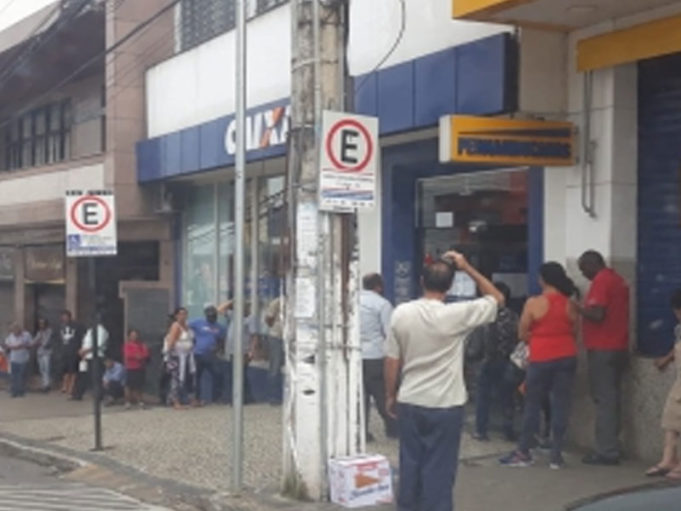 Prefeitura fecha trecho da Rua Melo Viana visando garantir a segurança e a saúde de cidadãos em fila da Caixa Econômica Federal