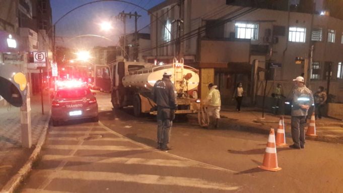 Prefeitura higieniza quarteirão da Rua Melo Viana