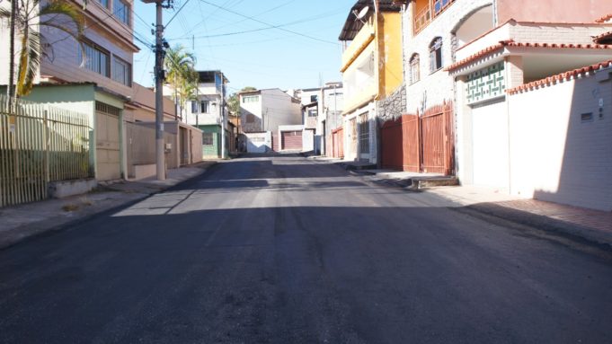 Prefeitura realiza serviço de pavimentação em diversos pontos da cidade