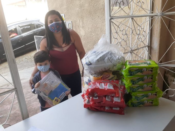 Semed entrega kits de alimentação escolar para alunos da rede municipal de ensino