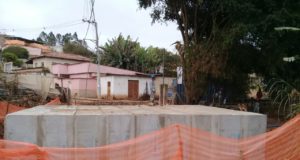 Obras em andamento em diversos bairros recebem visita do prefeito e vice-prefeito