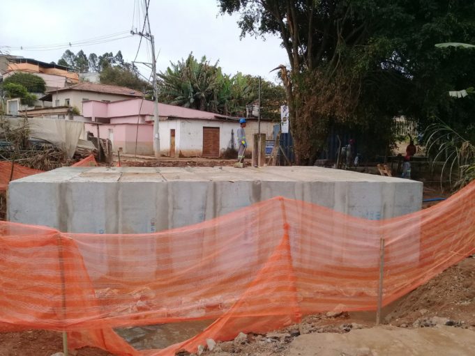 Obras em andamento em diversos bairros recebem visita do prefeito e vice-prefeito