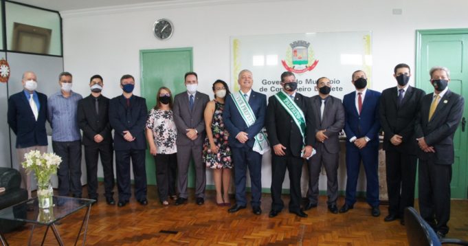 Prefeito e Vice-prefeito reeleitos são empossados para o segundo mandato