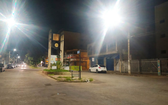 Modernização na iluminação pública torna a cidade mais segura. Mais de 30 bairros já foram beneficiados