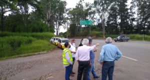 Prefeito e equipe da Via 040 visitam local onde será construída trincheira do Bairro Paulo VI