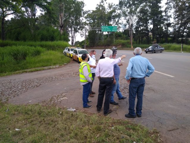 Prefeito e equipe da Via 040 visitam local onde será construída trincheira do Bairro Paulo VI