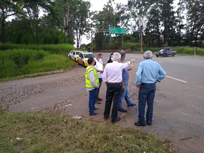 Prefeito e equipe da Via 040 visitam local onde será construída trincheira do Bairro Paulo VI