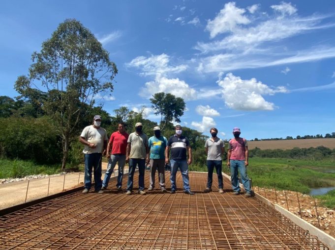 Prefeito visita obras em bairros do município