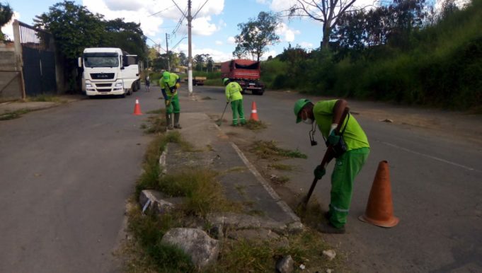 Serviço de capina e limpeza das vias é realizado diariamente em diversos bairros da cidade