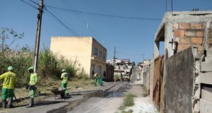 Secretaria de Obras mantém diariamente serviço de capina e limpeza das vias públicas