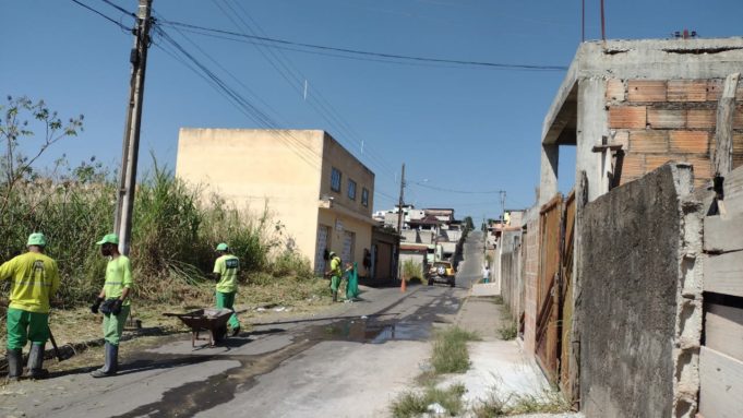 Secretaria de Obras mantém diariamente serviço de capina e limpeza das vias públicas
