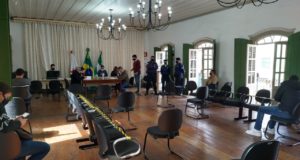 Em sessão pública uma empresa se habilita para a prestação de serviço de transporte público