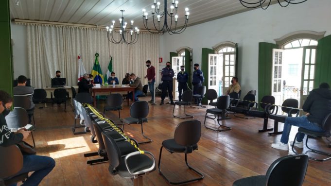 Em sessão pública uma empresa se habilita para a prestação de serviço de transporte público