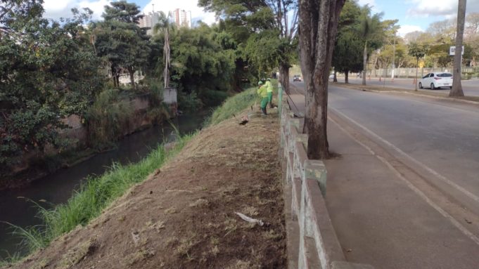 Serviços de capina e limpeza são realizados diariamente no munícipio