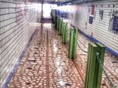 Lixo carregado pelas chuvas causa problemas na passagem subterrânea