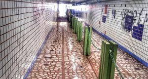 Lixo carregado pelas chuvas causa problemas na passagem subterrânea