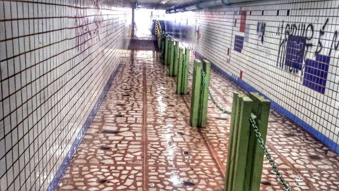 Lixo carregado pelas chuvas causa problemas na passagem subterrânea