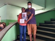 No Outubro Rosa Secretaria de Saúde homenageia servidora