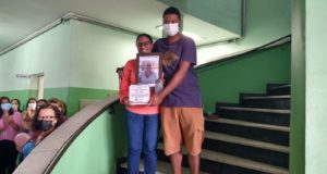 No Outubro Rosa Secretaria de Saúde homenageia servidora