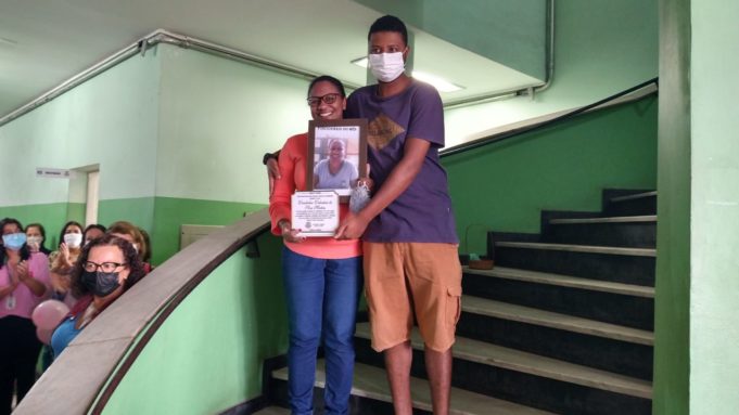 No Outubro Rosa Secretaria de Saúde homenageia servidora