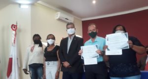 Prefeitura entrega as primeiras certidões de regularização fundiária