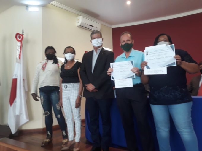 Prefeitura entrega as primeiras certidões de regularização fundiária