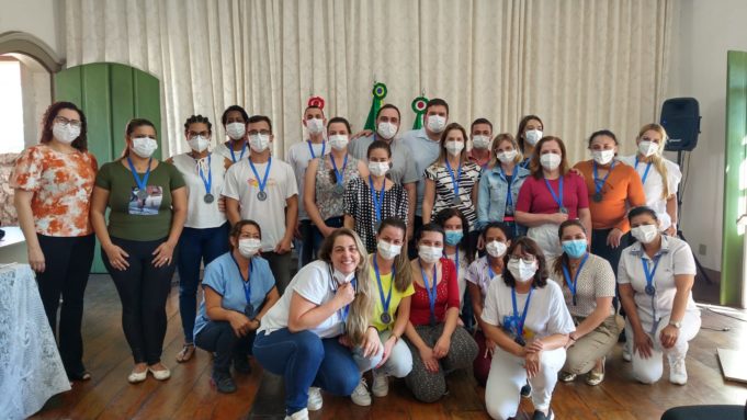 Enfermeiros e técnicos de enfermagem recebem homenagem