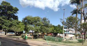 Secretaria de Obras mantém diariamente serviço de capina e limpeza das vias públicas