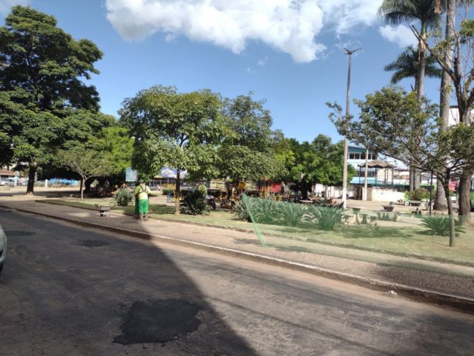 Secretaria de Obras mantém diariamente serviço de capina e limpeza das vias públicas