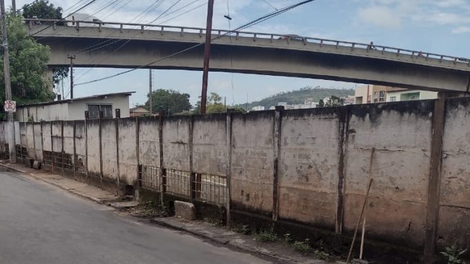 Prefeitura realiza ação para retirada de lixo em via pública