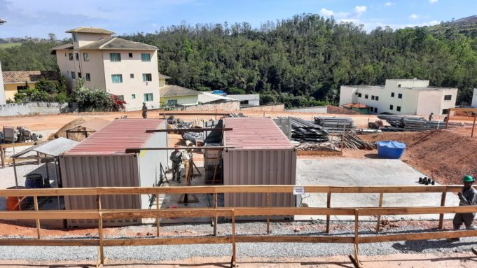 Secretário de Educação e Diretora da Escola Meridional visitam obras da nova escola